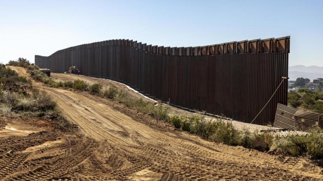 Тръмп иска да отклони още $7.2 млрд. от Пентагона към стената с Мексико