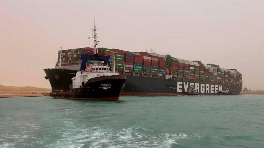 Огромен товарен кораб блокира Суецкия канал (снимки)