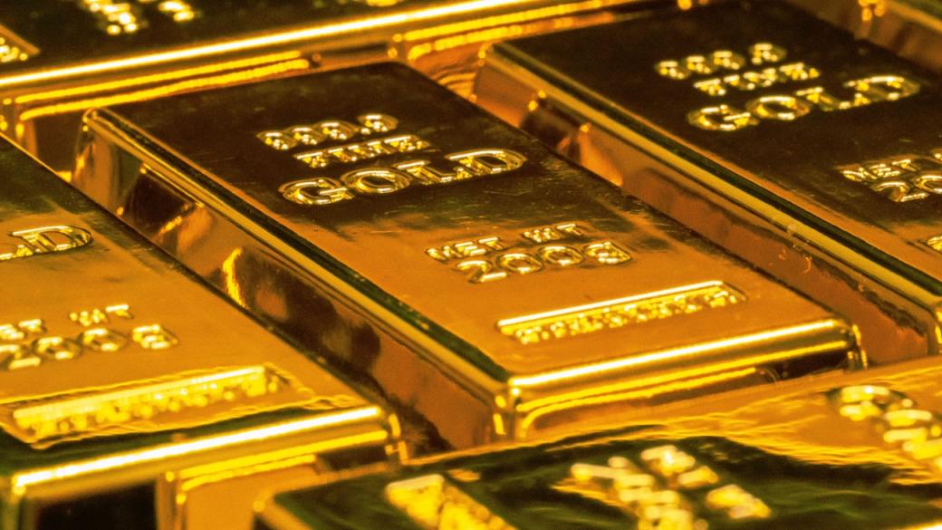 Цената на златото върви надолу въпреки отслабналия долар