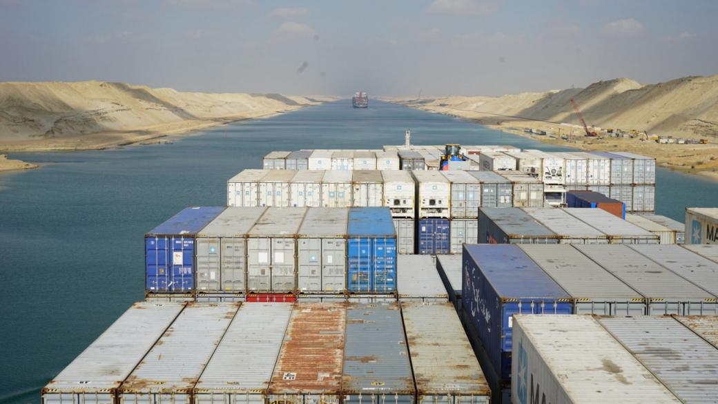 Кораб отново заседна в Суецкия канал днес