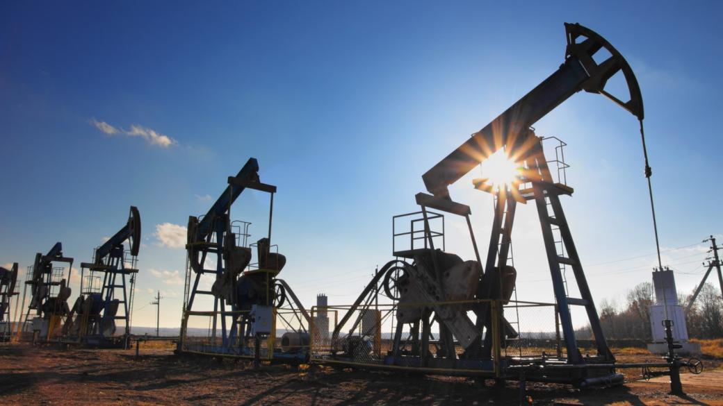 Петролът пада в очакване на по-високите лихви в САЩ
