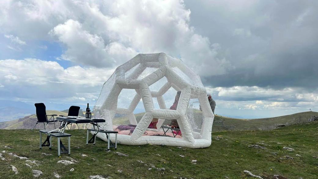 Нощувка в прозрачна палатка разкрива красотата на Врачанския Балкан