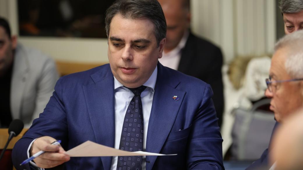 Спорните данъчни идеи на Асен Василев увиснаха в парламента