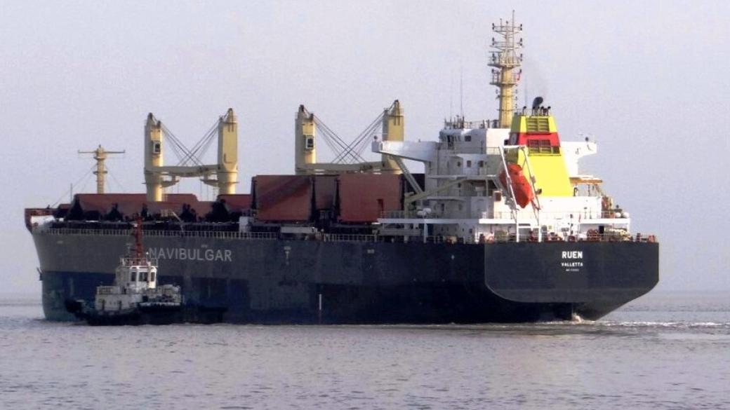 След успешна военна операция от пиратски плен е освободен корабът „Руен“
