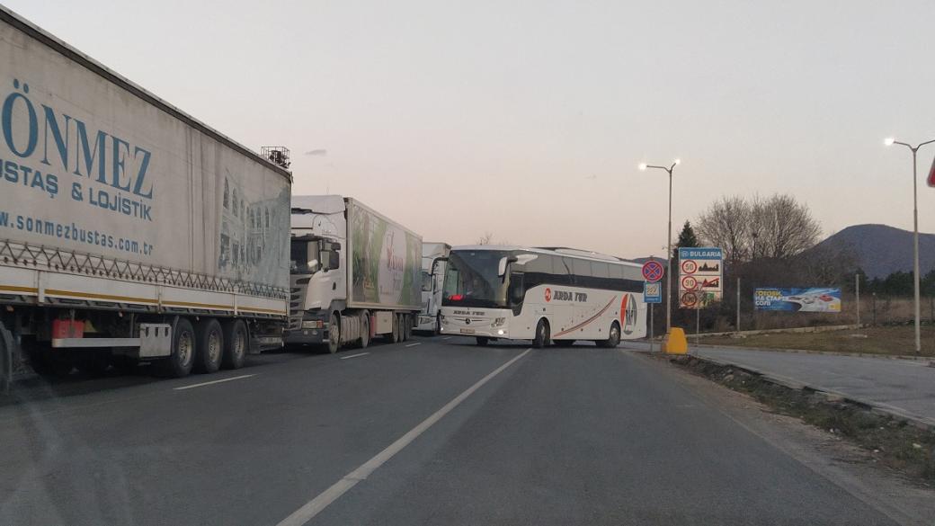 „Ние сме потресени“: Малки превозвачи се оплакват от неравни условия за тол помощта