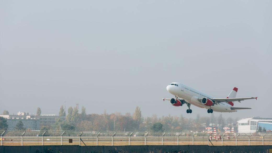 ЕК разследва „зелените“ послания на 20 авиокомпании