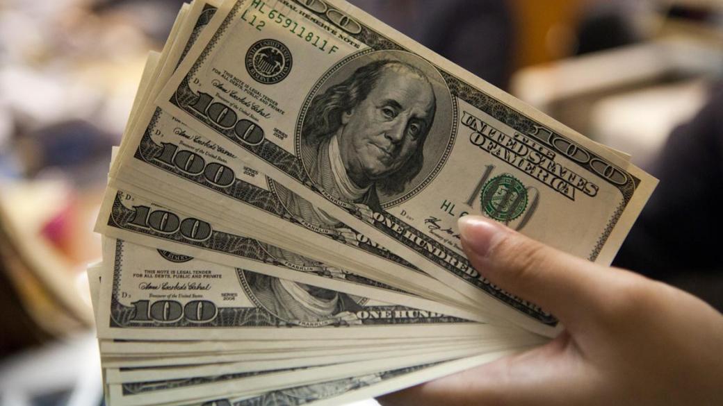 Доларът мина в защита след слабите икономически данни