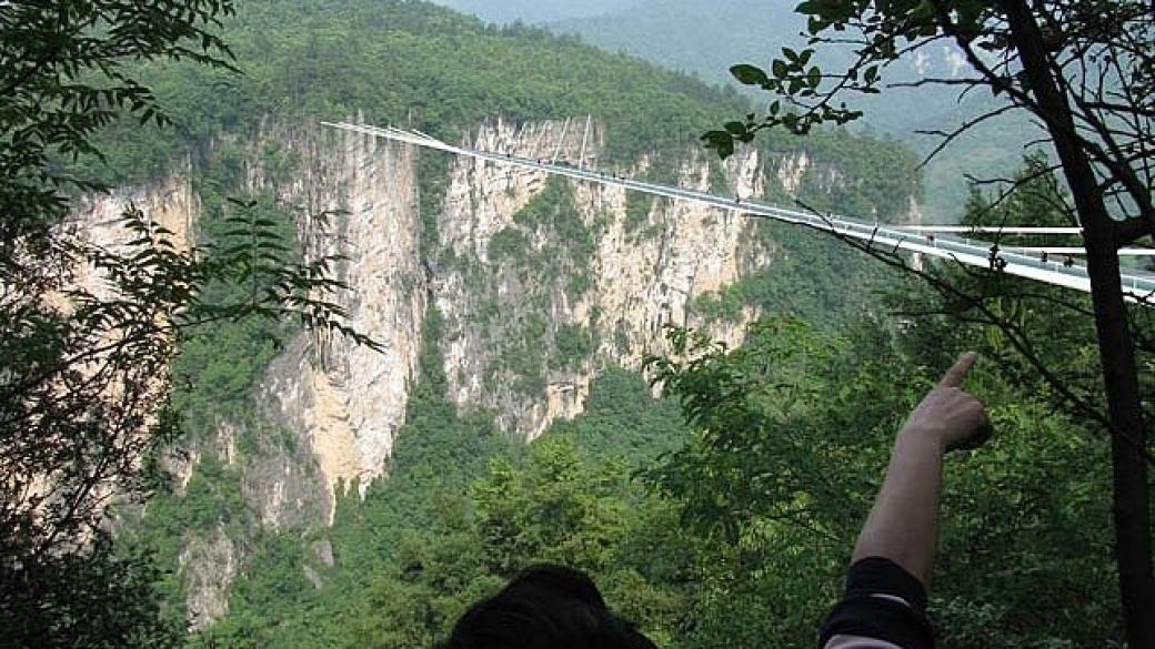 Китай открива най-високия стъклен мост в света