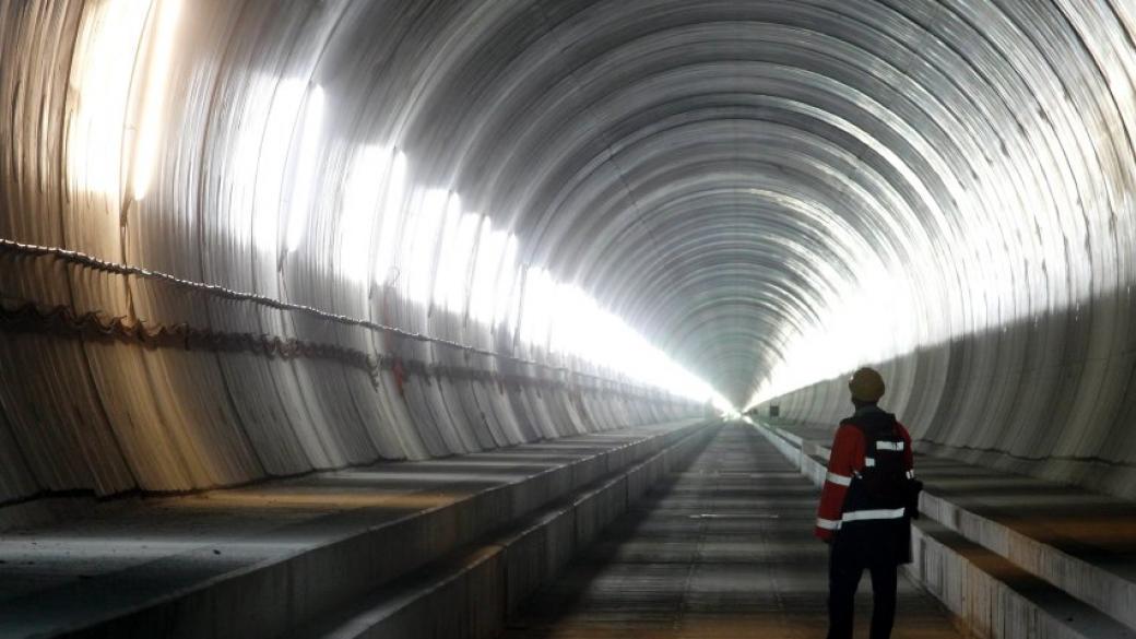 Завърши строителството на най-дългия тунел в света