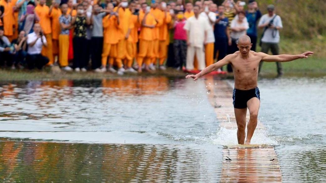 Монах от Шаолин ходи по водата