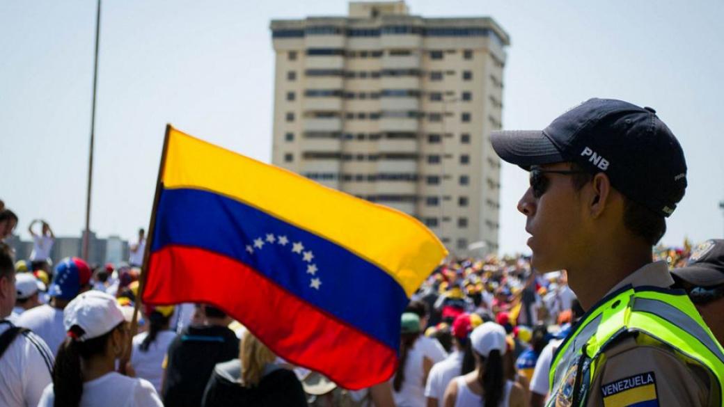 Хиляди венецуелци пътуват до Колумбия, за да си купят храна