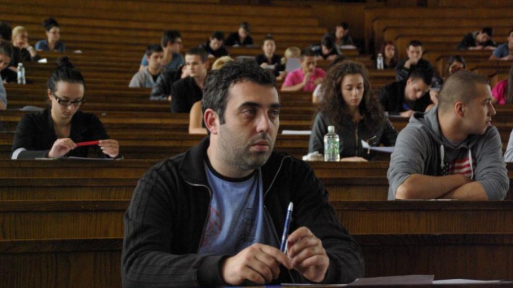 Приемът на студенти в българските университети трябва да се намали