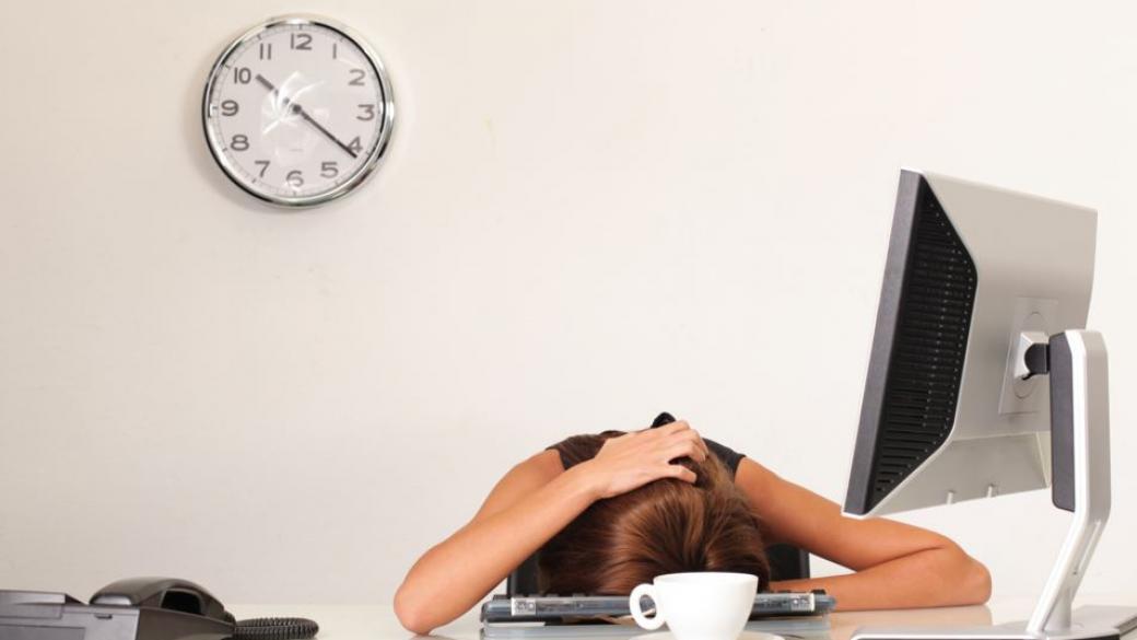 Над половината българи са изморени по време на работа