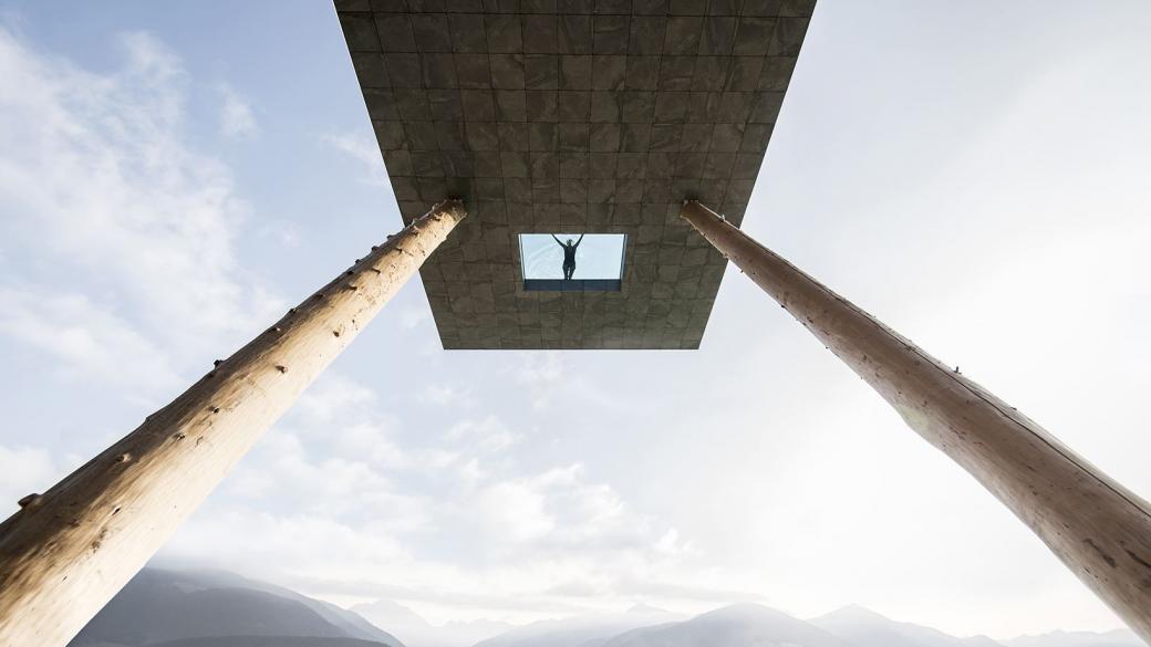 В Италия построиха басейн над земята с прозрачно дъно