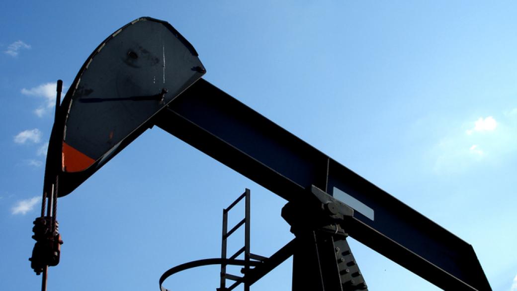 Петролът поевтинява заради големите запаси в САЩ