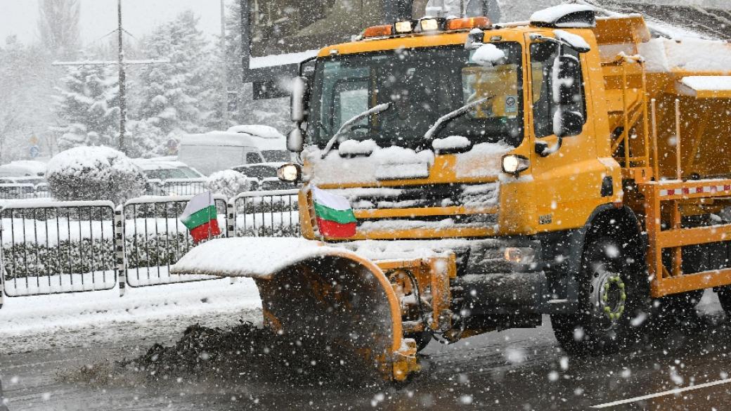 Над 120 машини чистят снега в София