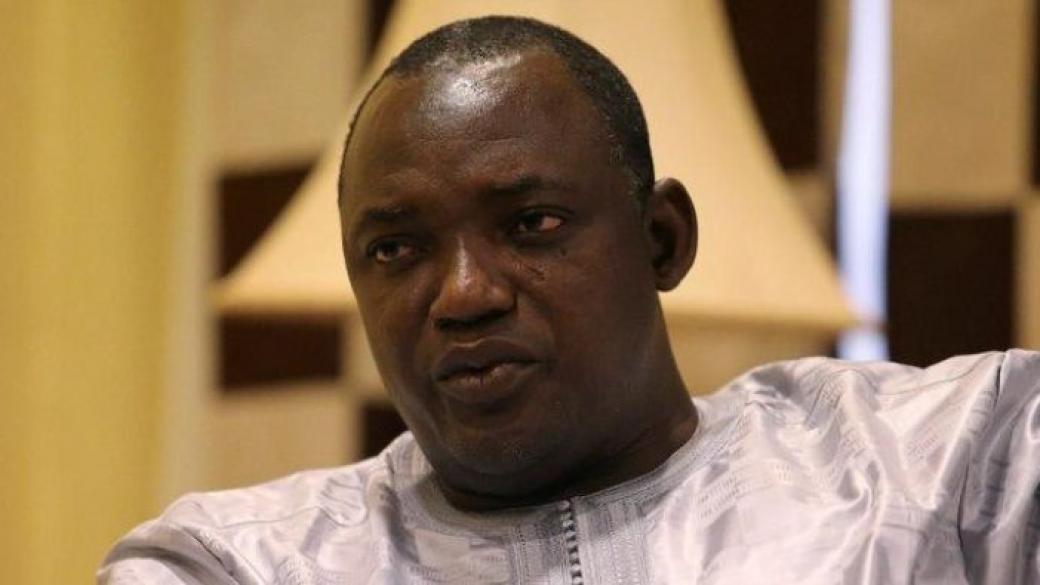 Новият президент на Гамбия се завръща в страната да поеме властта