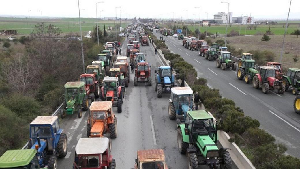 Гръцките фермери опитват да блокират границата с България