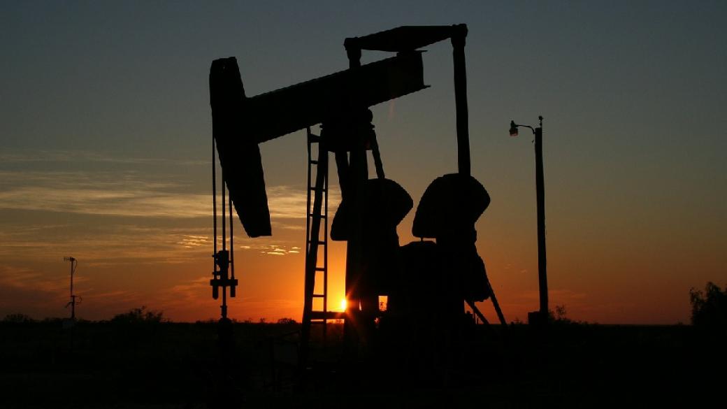Петролът се покачва заради рекордно високото спазване на договореностите в ОПЕК