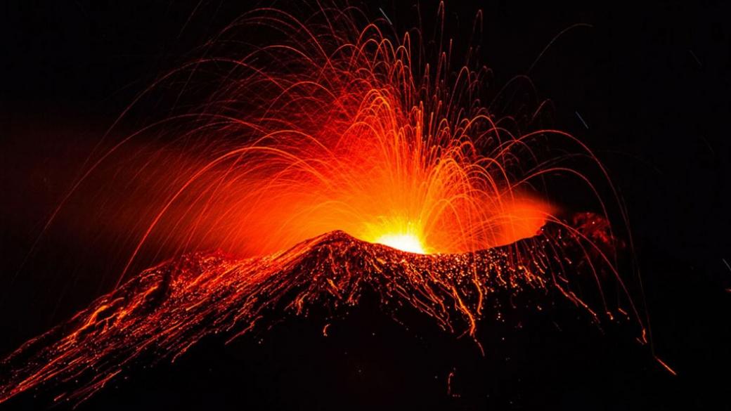 Вулканът Етна отново изригна с потоци от лава