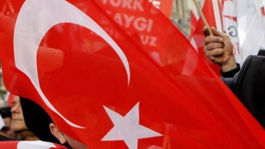 За една нощ Турция задържа над 1000 души за връзки с Гюлен