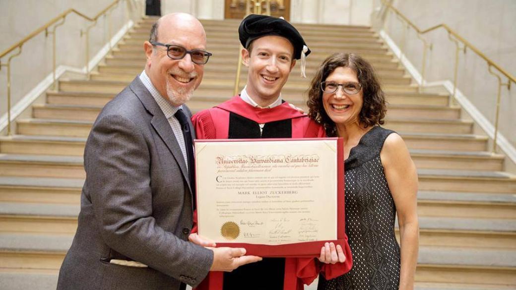 Марк Зукърбърг се дипломира 12 години, след като напусна „Харвард“