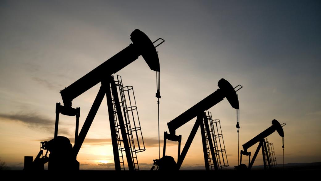Свръхпредлагането свали още цената на петрола