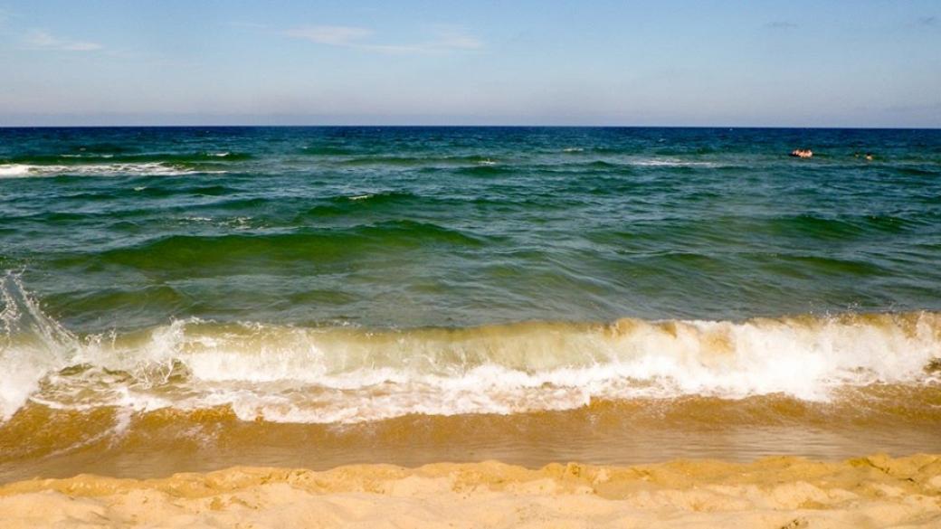 Проверка откри наличие на мазут на плажове в Несебър и Равда