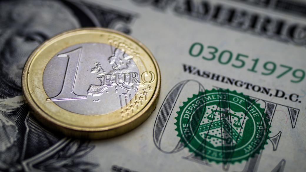 Щатският долар удари 13-месечно дъно спрямо еврото