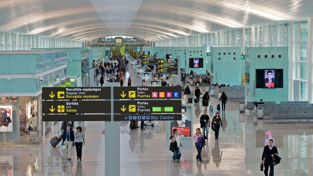 Пътници се сблъскват с дълги закъснения на полети в Барселона