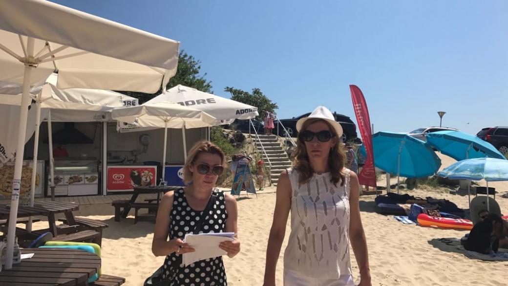 Ангелкова разпорежда смяна на чадъри на плаж „Равда-Академика“