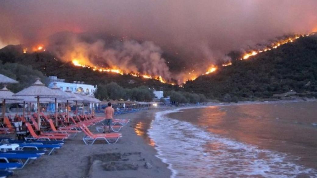 Огромни пожари бушуват на остров Кефалония