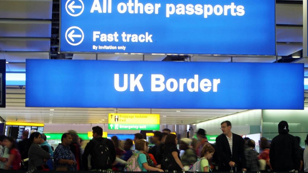 Почти всички чуждестранни студенти напускат Великобритания след завършване