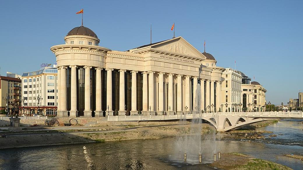 Скопие спира да строи „антични“ паметници, ще ги бута