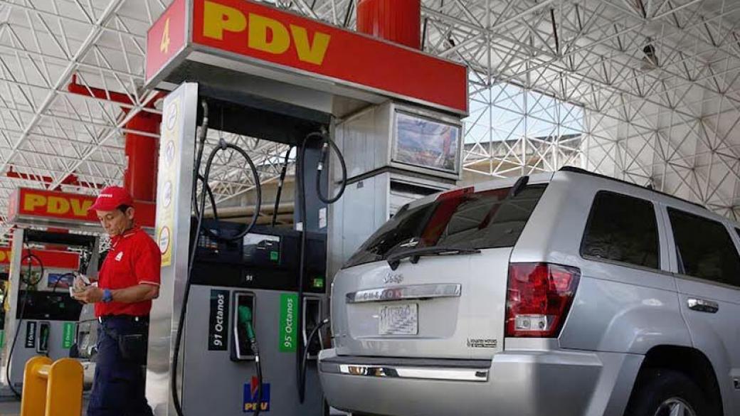 Многочасови опашки за бензин във Венецуела