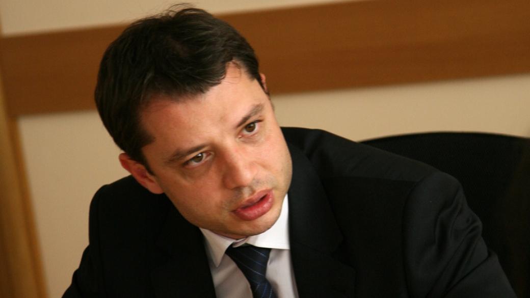 Министри, евродепутати, икономисти и съпартийци призовават Делян Добрев да остане