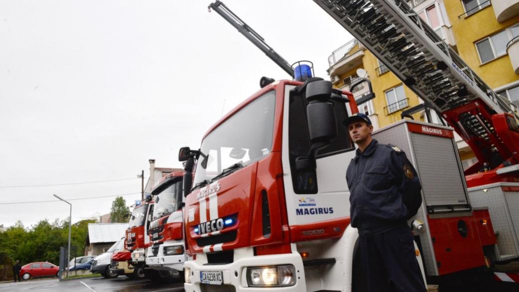 Пожарникари излязоха на протест заради ниските заплати