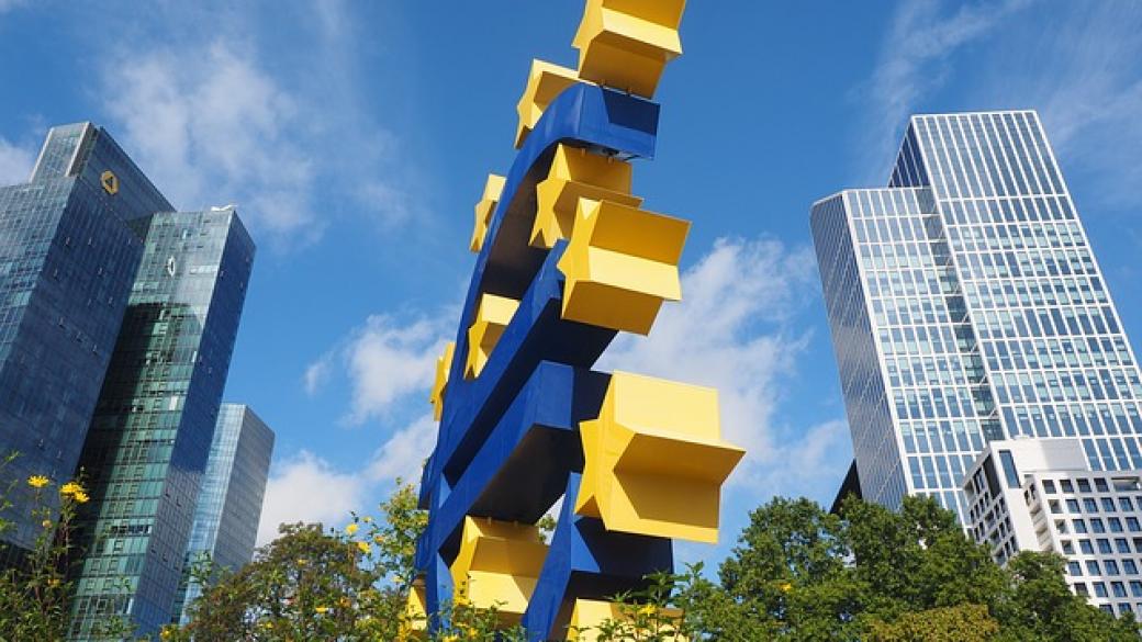ЕЦБ свива наполовина програмата си за стимули