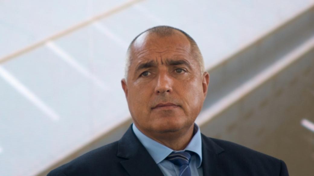 Борисов оказва първа помощ при катастрофа на „Тракия“