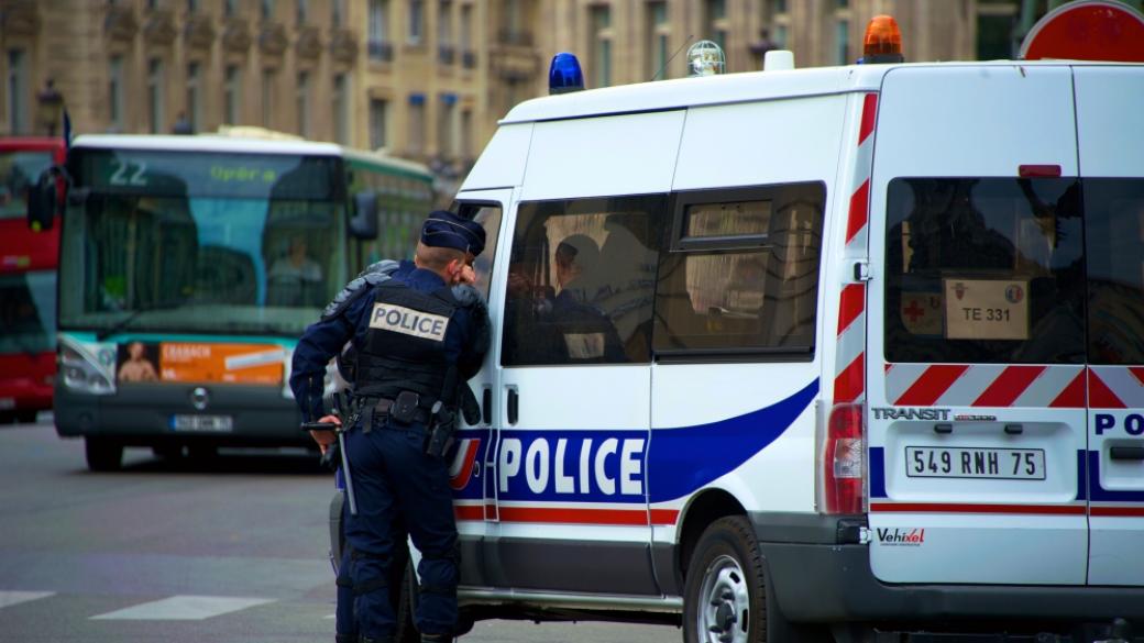 Мигранти с кола нападнаха френски полицаи