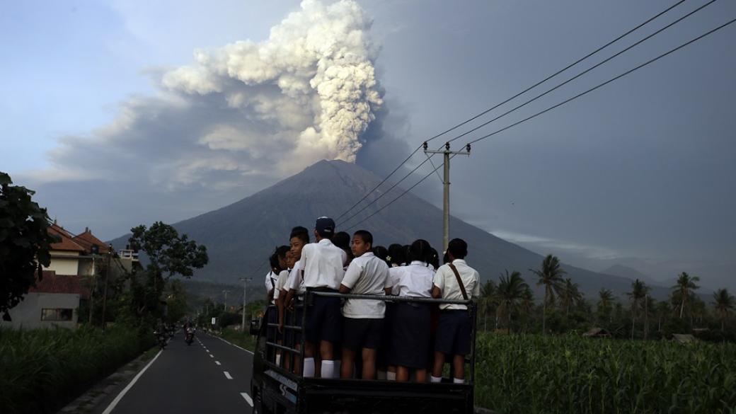Летището в Бали остава затворено заради вулкана Агунг