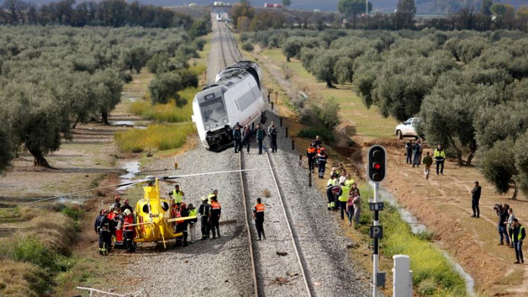 Пътнически влак дерайлира в Испания, 27 души са ранени