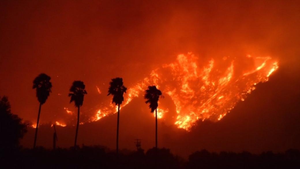 Евакуират хиляди хора заради голям пожар в Калифорния
