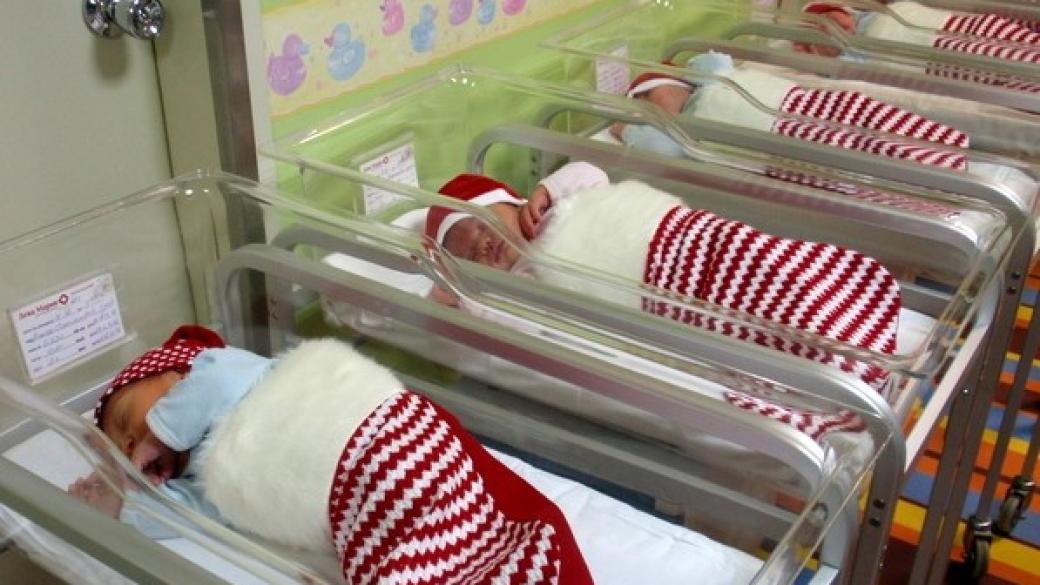 Родна болница пак облече новородените бебета в коледни чорапчета