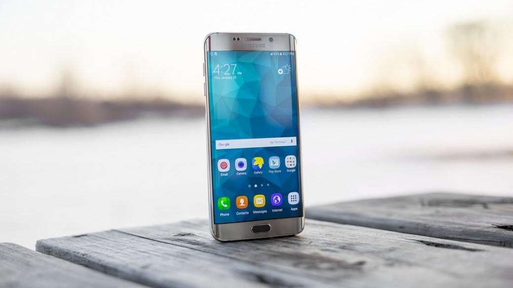 Samsung работи по смартфон с екран и от двете страни