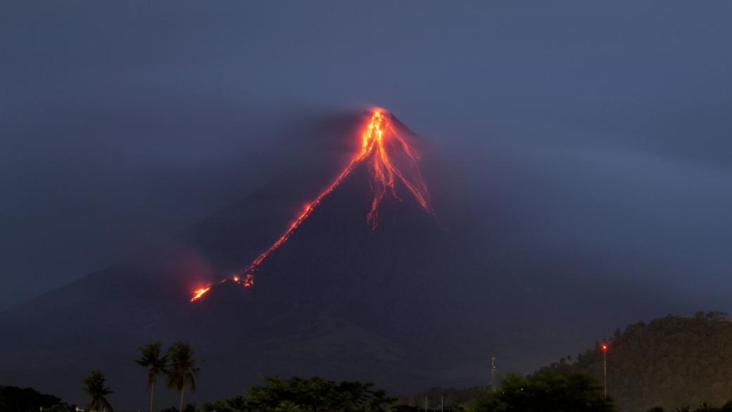 Яркочервена лава се стича по склоновете на вулкана Майон на Филипините