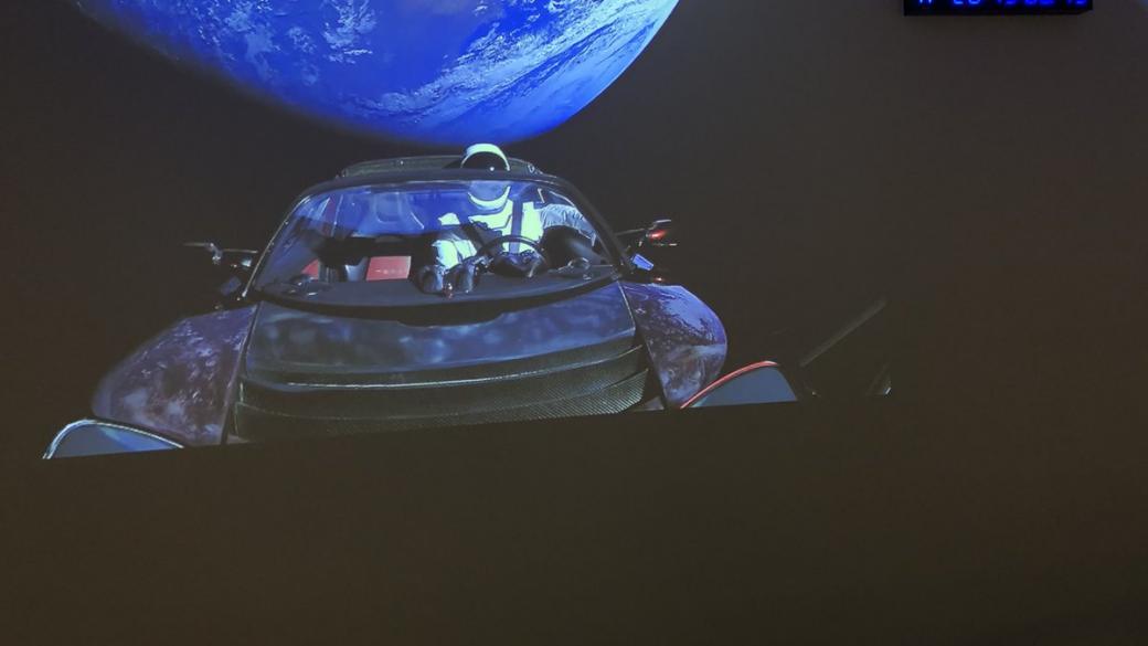 Tesla направи първата си космическа обиколка с мегамощна ракета