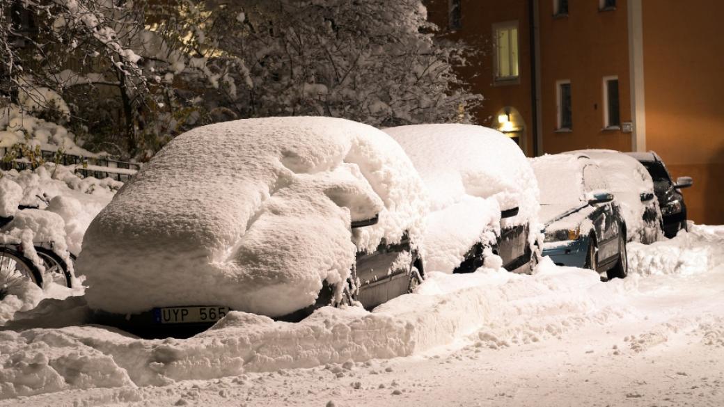 Снежна буря блокира хиляди пътници в САЩ