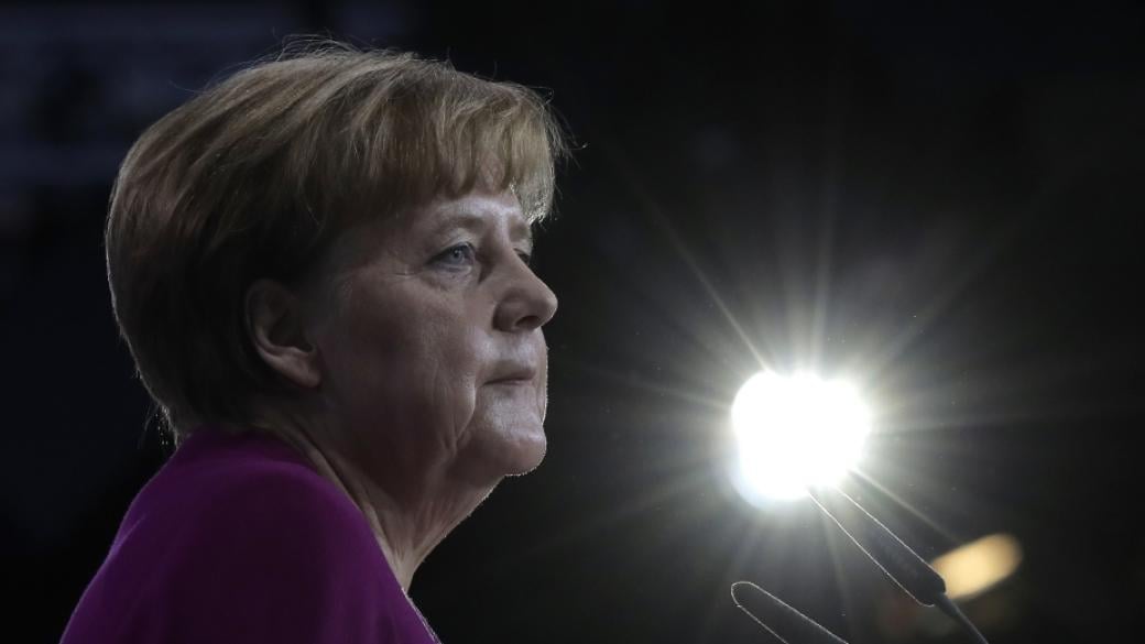 Партията на Меркел одобри коалицията с ГСДП