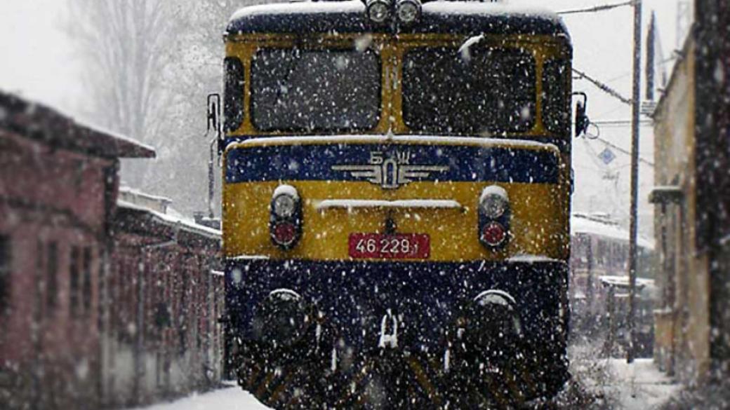 Товарен влак е спрял аварийно край Елин Пелин заради ниските температури